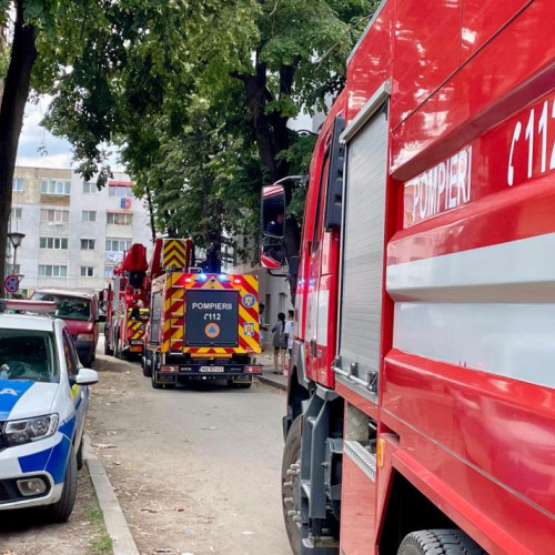 FOTO Incendiu într-un apartament din Botoșani. O femeie a uitat fierul de călcat în priză și i-a luat casa foc