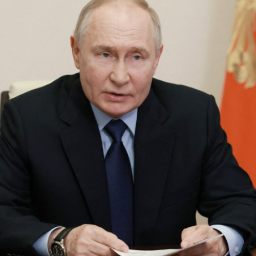 Vladimir Putin sărută un Coran aurit în timpul vizitei în Cecenia