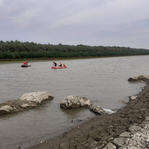 Bărbat dispărut în apele râului Prut, căutările continuă