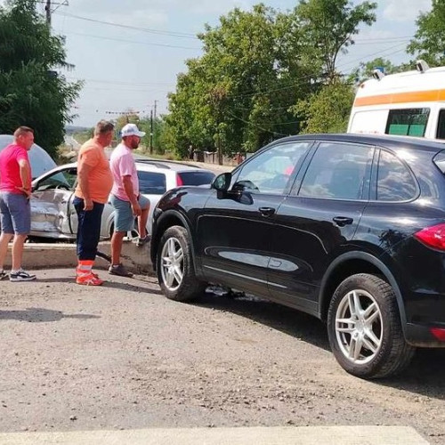 Accident rutier în comuna Lunca: un autoturism aruncat de un Porsche