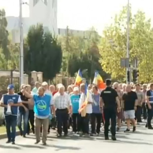 Peste 500 de pensionari protestează la Baia Mare împotriva recalculării pensiilor