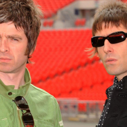 O bunică din Bedfordshire a plătit 2.700 de lire pentru bilete la concertul Oasis din greșeală