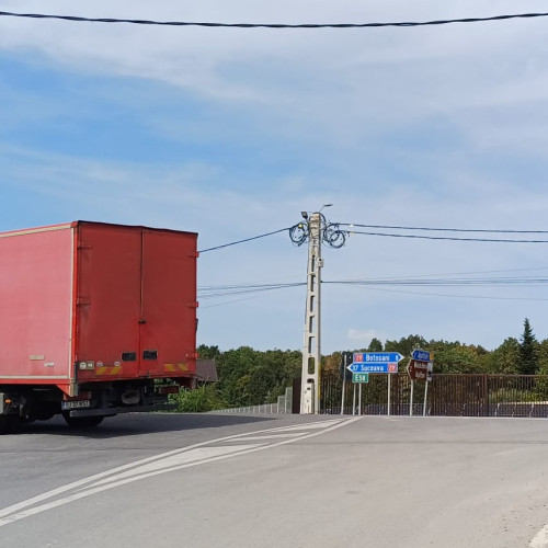 Accident rutier pe drumul european E58 între un microbuz și un camion