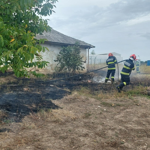 Incendiu în localitatea Roșiori: un bărbat aproape a rămas fără acoperiș