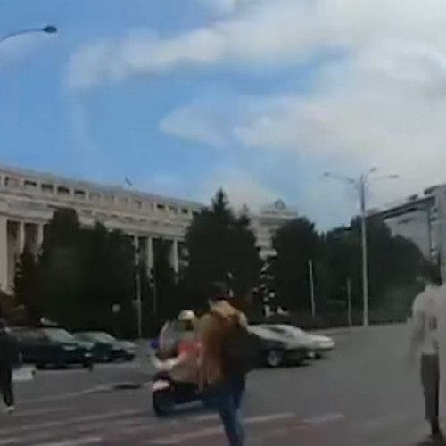 Accident grav în Piața Victoriei: o femeie lovită de o motocicletă de poliție