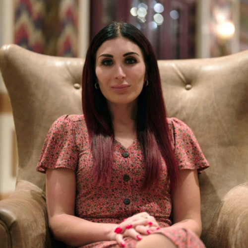 Laura Loomer, activistă conservatoare, a promovat hrană pentru câini într-un demers controversat