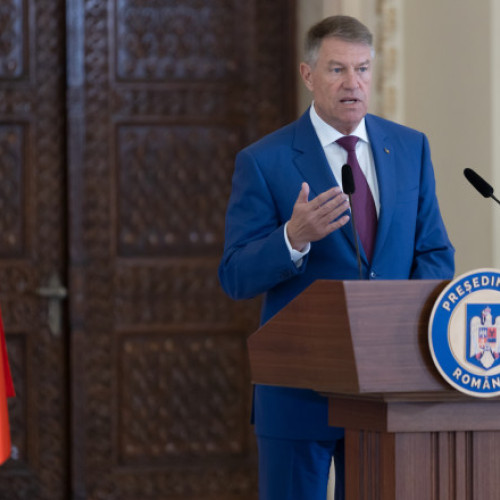 Klaus Iohannis îl decorează pe Aurelian Bădulescu cu Ordinul Național &quot;Pentru Merit&quot;