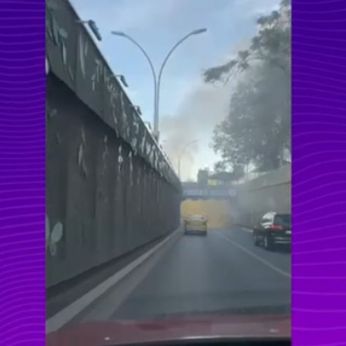 Incendiu la o mașină în centrul Capitalei, trafic afectat