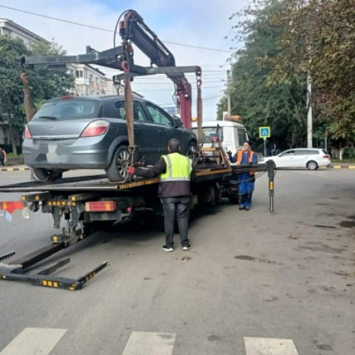 Săptămâna aceasta, poliția locală din Botoșani ridică mașini care blochează traficul