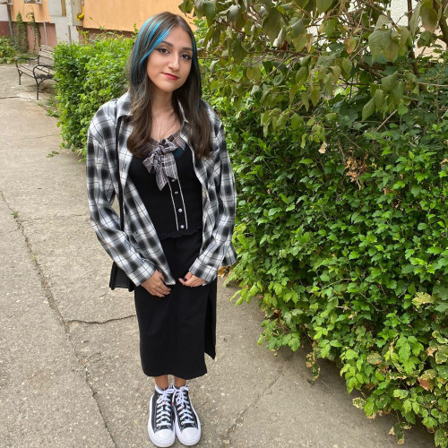 Denisa, o fetiță de 14 ani, are nevoie de ajutor pentru a supraviețui