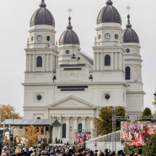 Candidatii la prezidentiale participa la Sfanta Liturghie de la Iasi