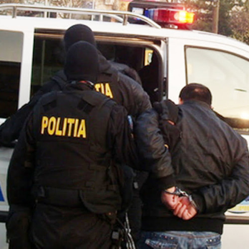 Tinerii implicați într-o bătaie ca în Vestul Sălbatic, reținuți de poliție