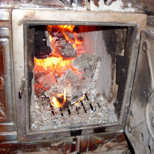 Trei victime și o persoană grav rănită din cauza incendiilor provocate de sobele de încălzire