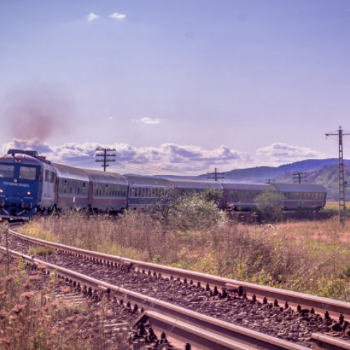 Incendiu la un tren în județul Brașov: zeci de călători blocați în câmp