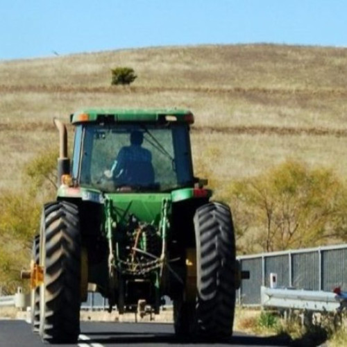 Botoșănean cercetat penal după ce a condus un tractor neinmatriculat