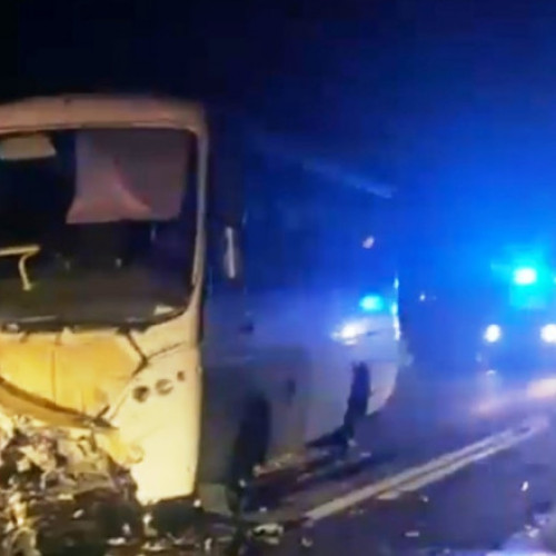 Accident tragic la Bacia: un tânăr și un pasager și-au pierdut viața după o coliziune cu un autobuz