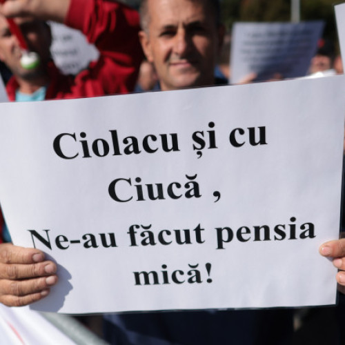 Pensionarii protestează în fața Guvernului din cauza pensiilor înghețate