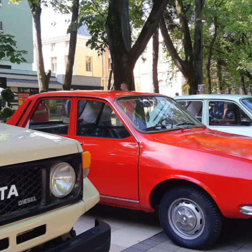 Retroparada toamnei aduce mașini de epocă la Botoșani