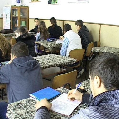 Elevii cu vârsta peste limita clasei pot fi înscriși la învățământul cu frecvență redusă