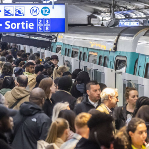 Patru persoane rănite într-o luptă sângeroasă cu toporul la o stație de tren din apropierea Parisului