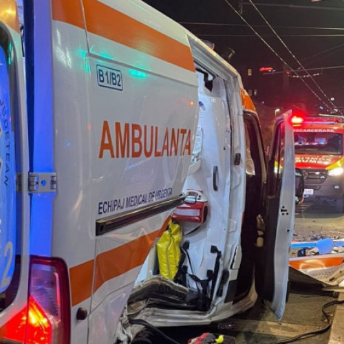 Accident rutier în Cluj-Napoca: O ambulanță, un autobuz și un autoturism implicate