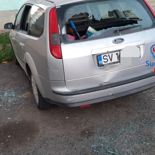 Trei tineri reținuți pentru vandalizarea mașinilor în Suceava