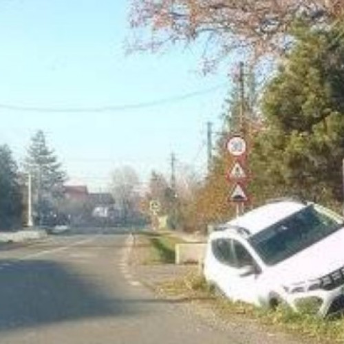 Accident rutier la Botoșani: o Dacia Duster a ieșit de pe drum