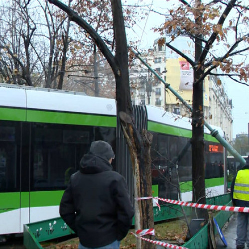 Circulația tramvaielor restricționată în centrul Capitalei după căderea unui stâlp de electricitate