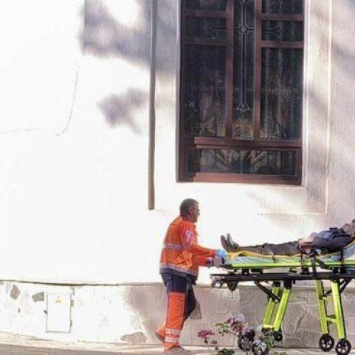 Femeie salvată de enoriași după ce s-a prăbușit în biserică