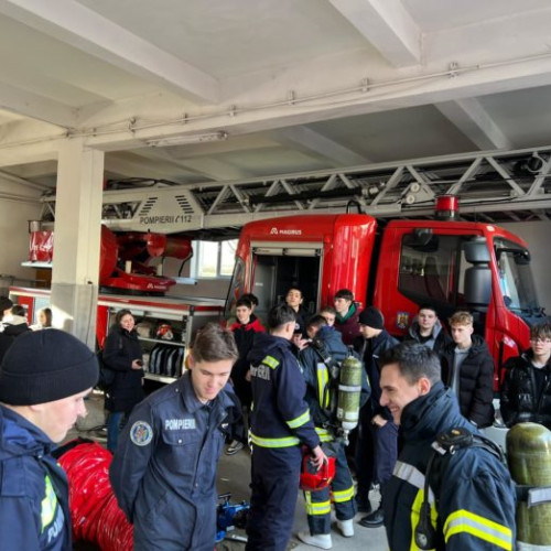 Elevii Colegiului Național &quot;Grigore Ghica&quot; din Dorohoi au vizitat Detașamentul de Pompieri