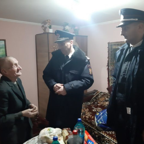 Pompierii din Dorohoi aduc speranță în casele persoanelor vârstnice și ale mamelor singure