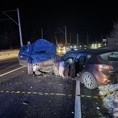 Accident la Pojorata: Trei persoane rănite într-o coliziune frontală