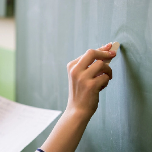 Profesorii vor primi premiul pentru activitate suplimentară începând cu anul școlar 2026-2027