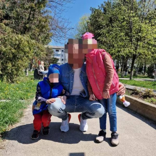 Caz emoționant din Botoșani: Tatăl își crește copiii cu ajutorul comunității