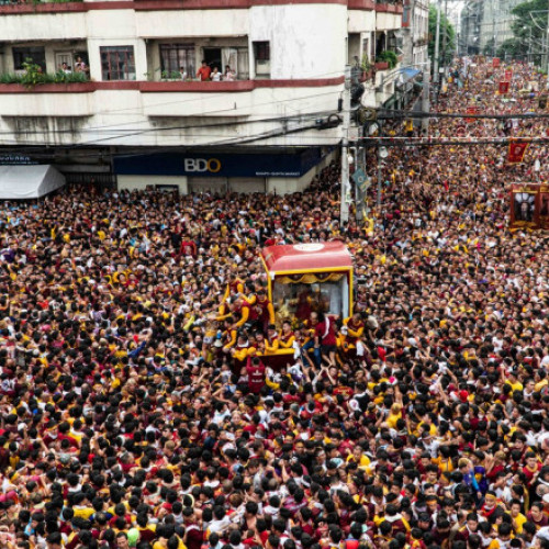 Sute de mii de credincioși la procesiunea cu „Nazarineanul Negru” în Manila