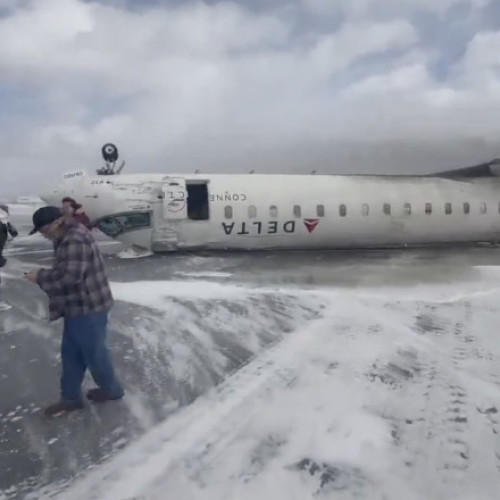 Delta Air Lines oferă 30.000 de dolari pasagerilor din avionul prăbușit la Toronto