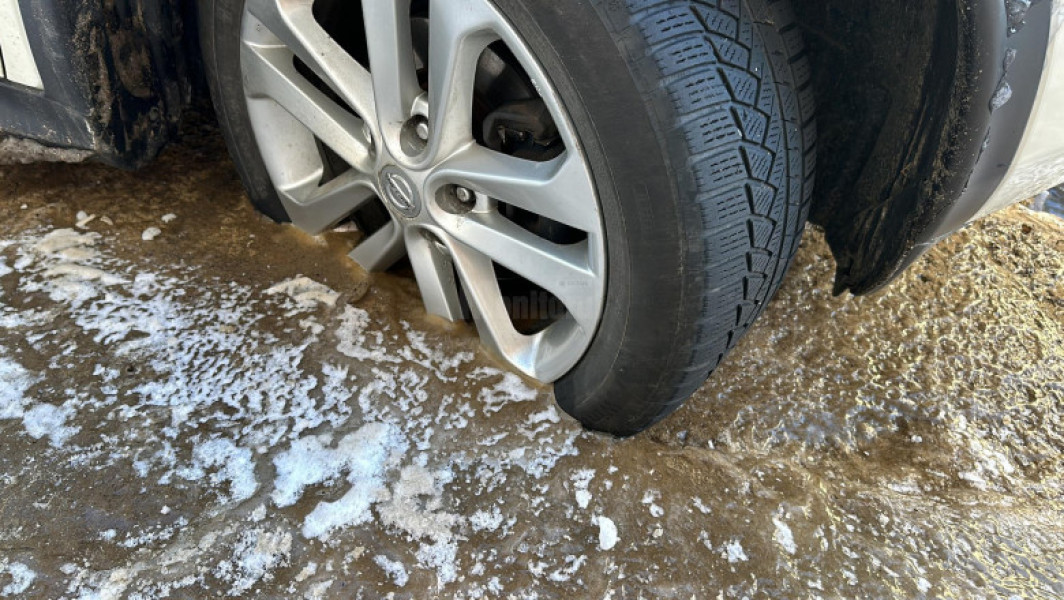 Mașini blocate în gheață în Suceava din cauza avariei la rețeaua de apă