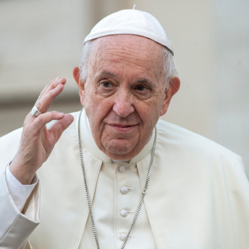 Starea de sănătate a papei Francisc s-a îmbunătățit ușor, dar rămâne critică