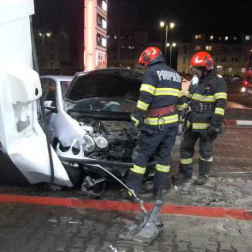 Pompierii intervin după ce maşina a lovit o staţie de carburanţi