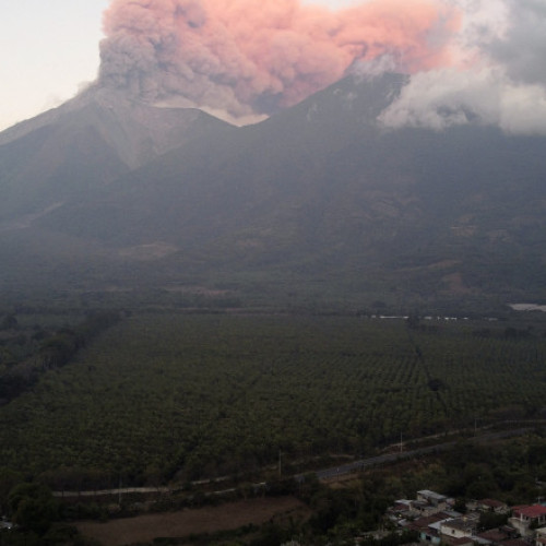 Autoritățile din Guatemala evacuează o mie de oameni după eruptia vulcanului Fuego