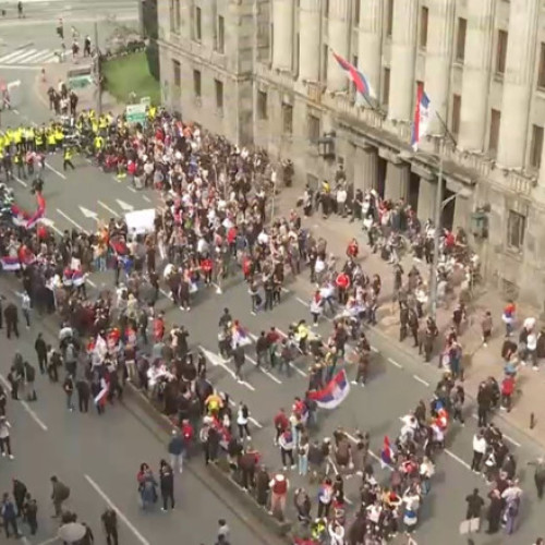 Sute de mii de oameni protestează împotriva președintelui Vucic în Belgrad