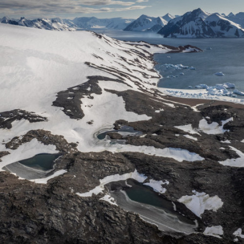 Cercetători sud-africani blocați în Antarctica se confruntă cu o amenințare internă