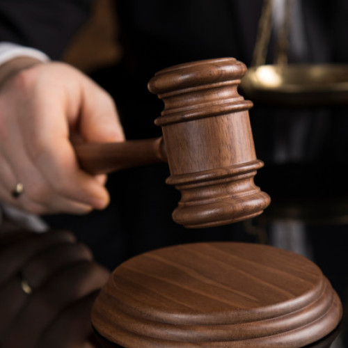 Judecătorul râde de cererea unui bărbat din Marea Britanie pentru o indemnizație de masă