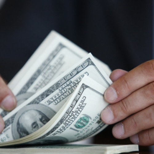 Scăderea dolarului american: impact și analize pe piața globală