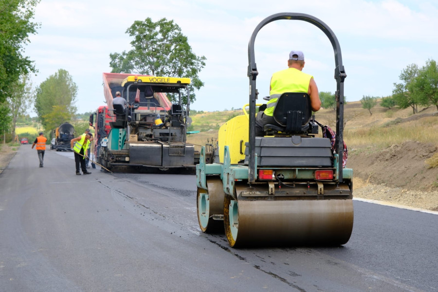 Primăria comunei Răușeni, din județul Botoșani, va investi peste 4,6 milioane de lei în modernizarea drumurilor locale, notează botoșaninews.ro. Potrivit informațiilor, licitația pentru asfaltarea a 11 tronsoane de drumuri satesti a fost recent lansată.