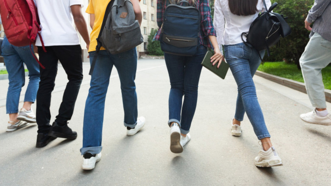 Vacanța de vară pentru elevi începe pe 21 iunie 2025, după încheierea ultimului modul de cursuri, potrivit structurii anului școlar 2024-2025 stabilite de Ministerul Educației. Excepție fac elevii din clasele terminale, precum clasa a VIII-a și a XII-a, care încheie mai devreme, pentru a se pregăti pentru examenele naționale, notează botosaninews.ro. Această perioadă de vacanță va dura aproape două luni și jumătate, fiind una dintre cele mai lungi din an școlar, și se va încheia la începutul lunii septembrie, când vor începe cursurile pentru anul școlar 2025-2026.