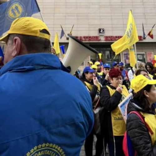 Medicii din București protestează în fața guvernului acuzând „lipsă de onestitate” privind salariile promise