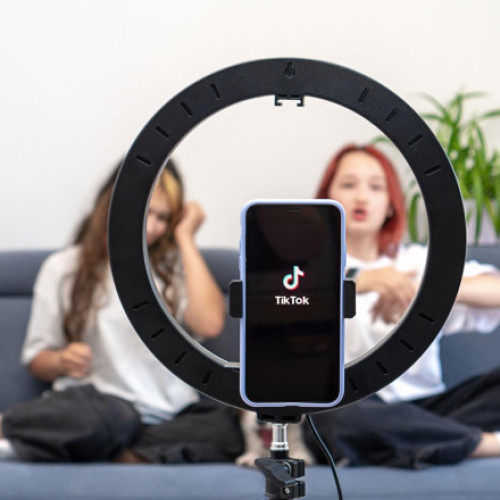 TikTok a interzis la nivel mondial un hashtag legat de pierderea în greutate, după presiuni din partea autorităților din Bruxelles și Paris, potrivit digi24.ro. Platforma de socializare a decis să blocheze rezultatele căutării pentru #skinnytok, deoarece conținea conținut nesănătos legat de diete extreme și sfaturi pentru slăbit, explică purtătorul de cuvânt al TikTok, Paolo Ganino. Acest lucru face parte dintr-o revizuire regulată a măsurilor de siguranță pentru a reduce riscurile, menționează el.