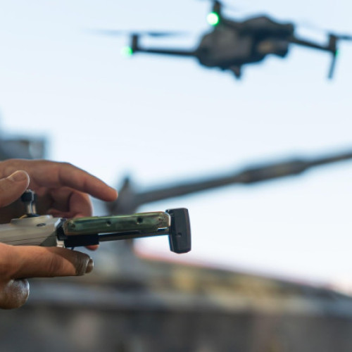 Marea Britanie intenționează să furnizeze 100.000 de drone Ucrainei până în aprilie 2026, marcând o creștere de zece ori față de volumul anterior. Potrivit digi24.ro, această decizie evidențiază importanța tehnologiei în război, dronele fiind considerate un factor decisiv în modul în care se poartă conflictele moderne.