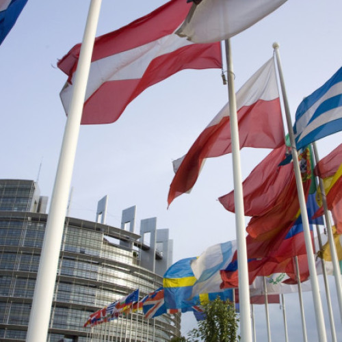 Finlanda intenționează să înăsprească regulile de obținere a rezidenței permanente, potrivit unui anunț al guvernului finlandez, citat de digi24.ro. Noua măsură prevede creșterea perioadei de ședere necesare de la patru la șase ani, în plus față de alte condiții suplimentare. Guvernul de coaliție, format în 2023 și care include și Partidul Finlandezilor de extremă dreapta, s-a angajat să ia măsuri stricte împotriva imigrației, notează AFP.